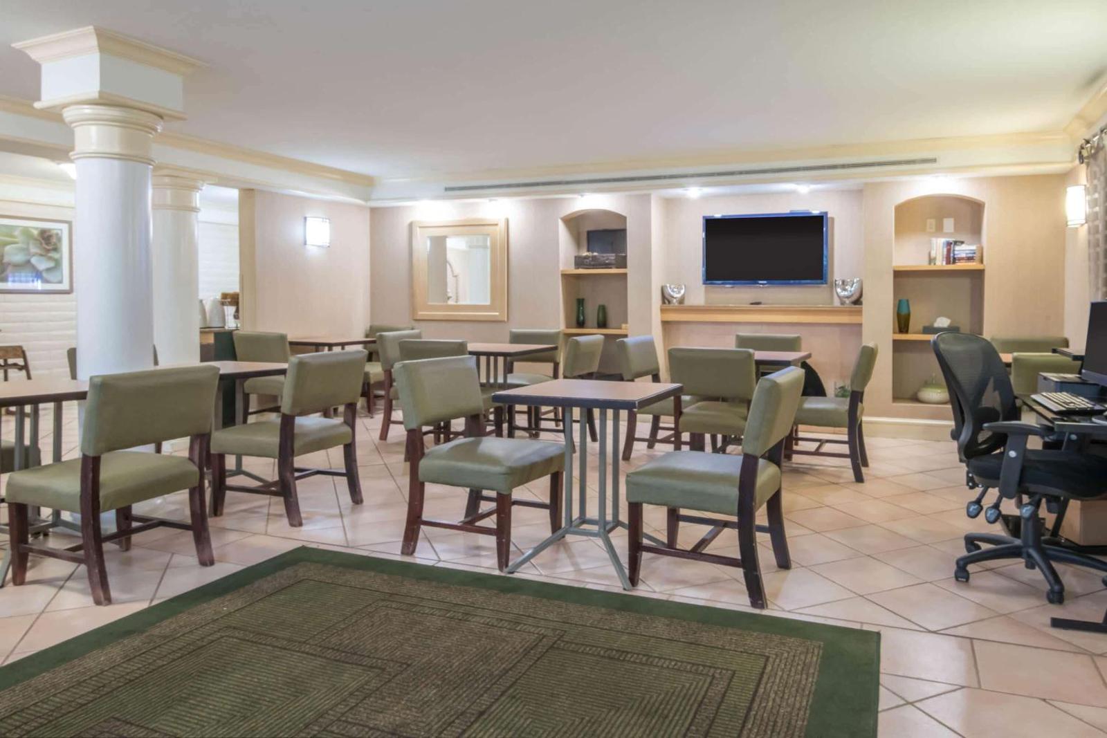 La Quinta Inn & Suites by Wyndham Colorado Springs Garden Of The