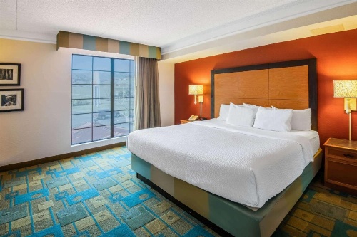 La Quinta Inn & Suites by Wyndham Colorado Springs Garden Of The image 10