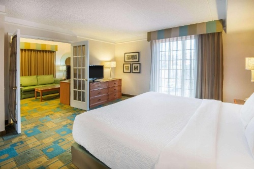 La Quinta Inn & Suites by Wyndham Colorado Springs Garden Of The image 11