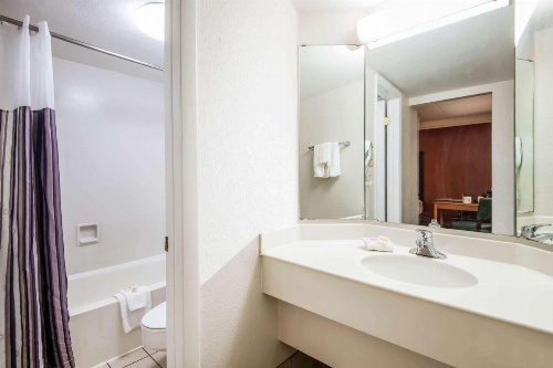 La Quinta Inn & Suites by Wyndham Colorado Springs Garden Of The image 16