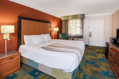 La Quinta Inn & Suites by Wyndham Colorado Springs Garden Of The image 20