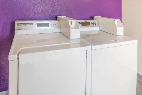 La Quinta Inn & Suites by Wyndham Colorado Springs Garden Of The image 5