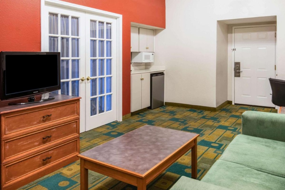 La Quinta Inn & Suites by Wyndham Colorado Springs Garden Of The