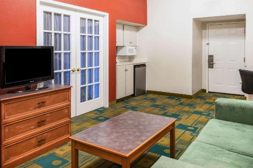 La Quinta Inn & Suites by Wyndham Colorado Springs Garden Of The image 9